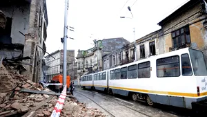 Zidul unei case de pe Calea Moşilor s-a prăbuşit, traficul este restricţionat - FOTO