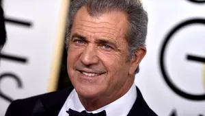 O procuroare spune că a fost concediată după ce i-a refuzat lui Mel Gibson dreptul de a deține arme