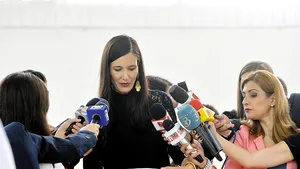 REPORTAJ - Protest pentru Clotilde Armand: Suntem aici pentru democraţie, pentru transparenţă. Este o luptă pe care o avem în comun. Gabriel Liiceanu: Ideea că se aleg ei între ei folosindu-ne, intolerabilă