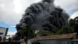 Incendiu la un depozit de mase plastice din Bacău. A fost trimis mesaj RO-Alert