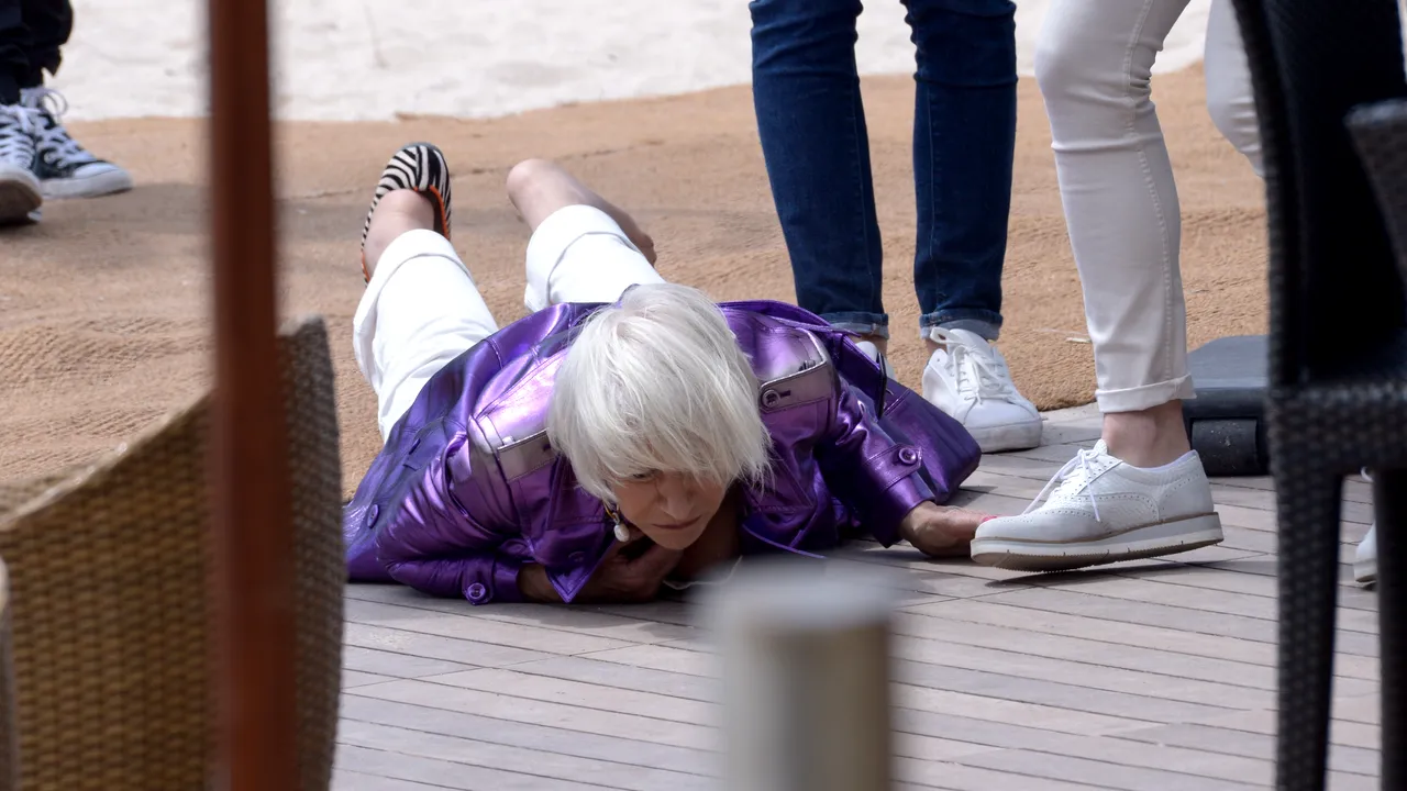 Helen Mirren a căzut la finalul unui interviu acordat la Cannes. FOTO