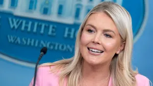 Donald Trump pierde unul dintre cei mai apropiați oameni de la Casa Albă. Karoline Leavitt pleacă la finalul lunii