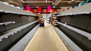 Ce se întâmplă când goleşti rafturile de teama coronavirusului. Imaginea emoţionantă a unui bătrânel care nu mai avea ce să cumpere. FOTO