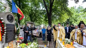 Parastas pentru Mihai Eminescu, oficiat de un sobor de preoți în cimitirul Bellu