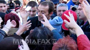 Mazăre, asaltat de pensionarele cărora le-a dat flori şi mărţişoare: Doamnele sunt viaţa mea