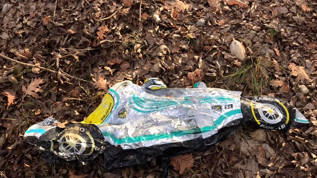 FOTO | Munţi de PET-uri, găsite într-o pădure din Gorj: Plastic pentru oameni de plastic