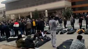 Imagini șocante din Iran: Zeci de cadavre în fața unei morgi din apropierea Teheranului