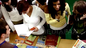 Ministerul Educaţiei a declanşat procedura de achiziţie a manualelor pentru clasele a XI-a /a XII-a