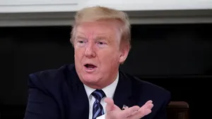 Trei oficiali americani de rang înalt implicaţi în lupta contra COVID-19 sunt în carantină. ”O contaminare în interiorul Casei Albe ar fi catastrofală”