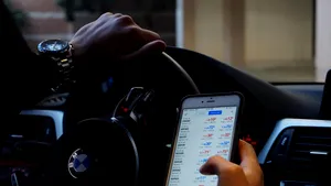 Un stat foloseşte inteligenţa artificială pentru a prinde şoferii care utilizează telefonul la volan. Număr uriaş de conducători auto prinşi în şase luni