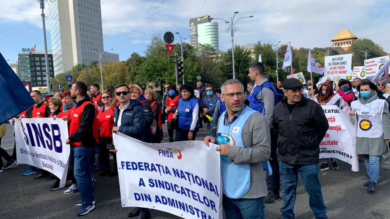 Protest al sindicaliştilor din administraţia publică în București. Ei amenință cu greva generală. Cum reacționează Ilie Bolojan