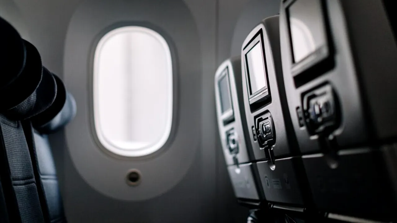 Scandal într-un avion. O familie a încercat să păcălească un pasager pentru un loc mai bun