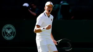 Sinner debutează cu victorie în cinci seturi la Wimbledon 2026, după un meci complicat cu Kecmanovic. Liderul mondial, condus cu 2-1 la seturi