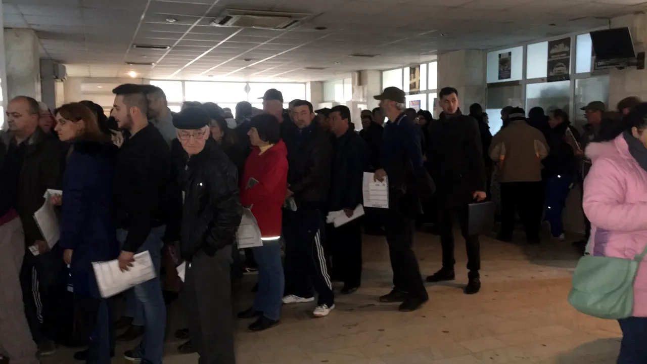 FOTO, VIDEO Sute de persoane la coadă la înmatriculări auto, în mai multe oraşe din ţară