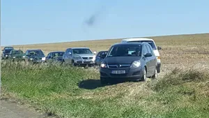 Accident pe DN2: un TIR încărcat cu struguri s-a răsturnat, traficul se desfăşoară cu dificultate - FOTO