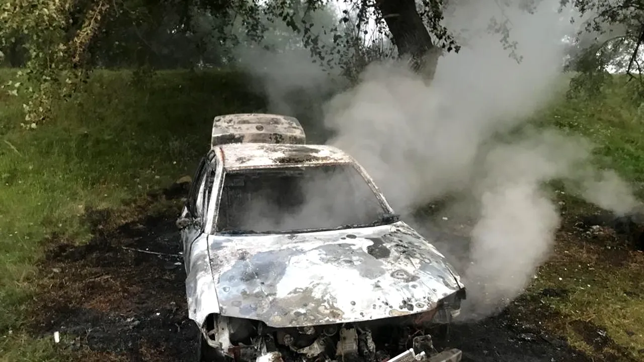 O maşină în care se aflau doi tineri a luat foc. Ei au reuşit să se salveze | FOTO