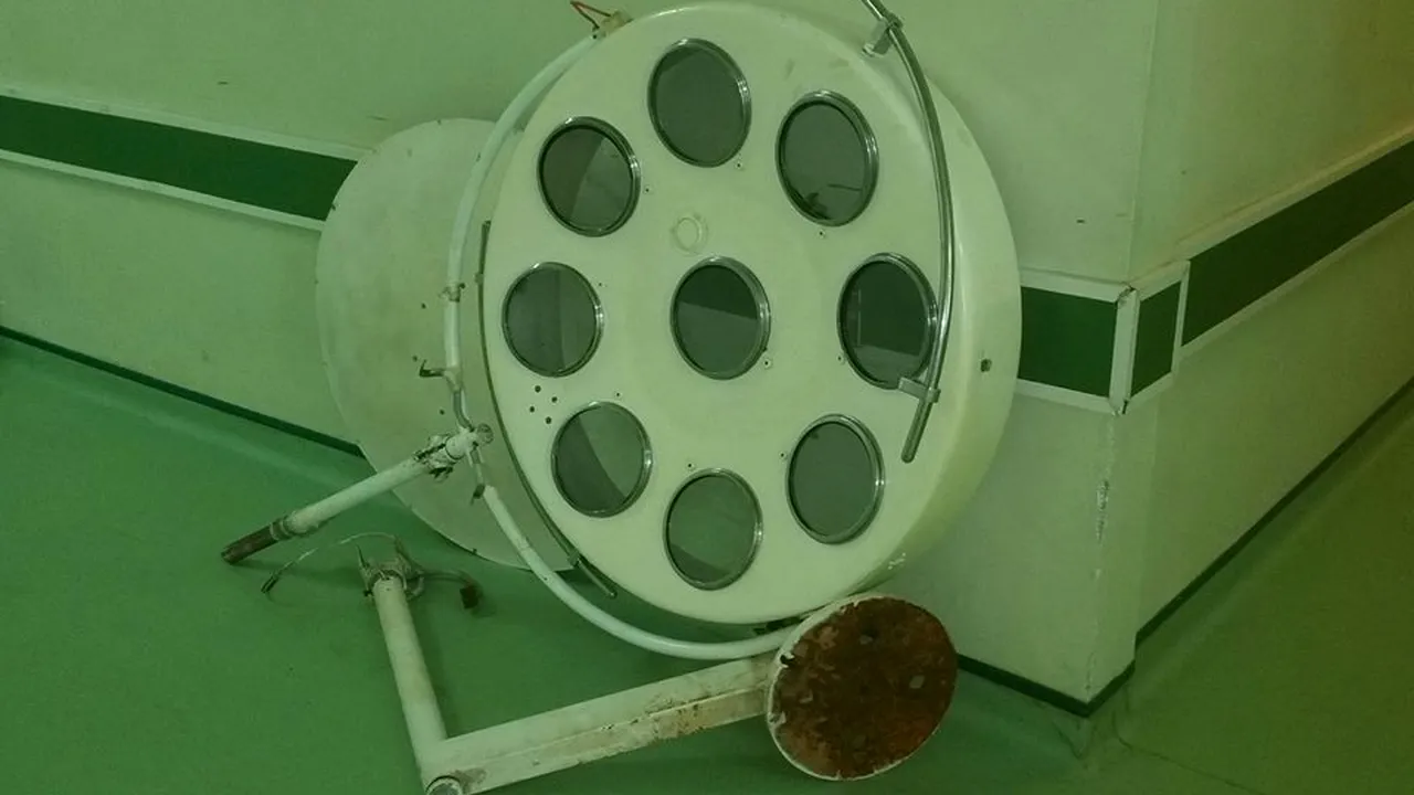 Lampă dintr-o sală de operaţii a Spitalului Judeţean de Urgenţă din Braşov, înlocuită după 44 de ani. Medic: Asta e viteza de modernizare 