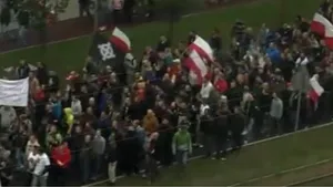 Mii de simpatizanţi ai extremei drepte au protestat faţă de migranţi în marile oraşe din Polonia - VIDEO