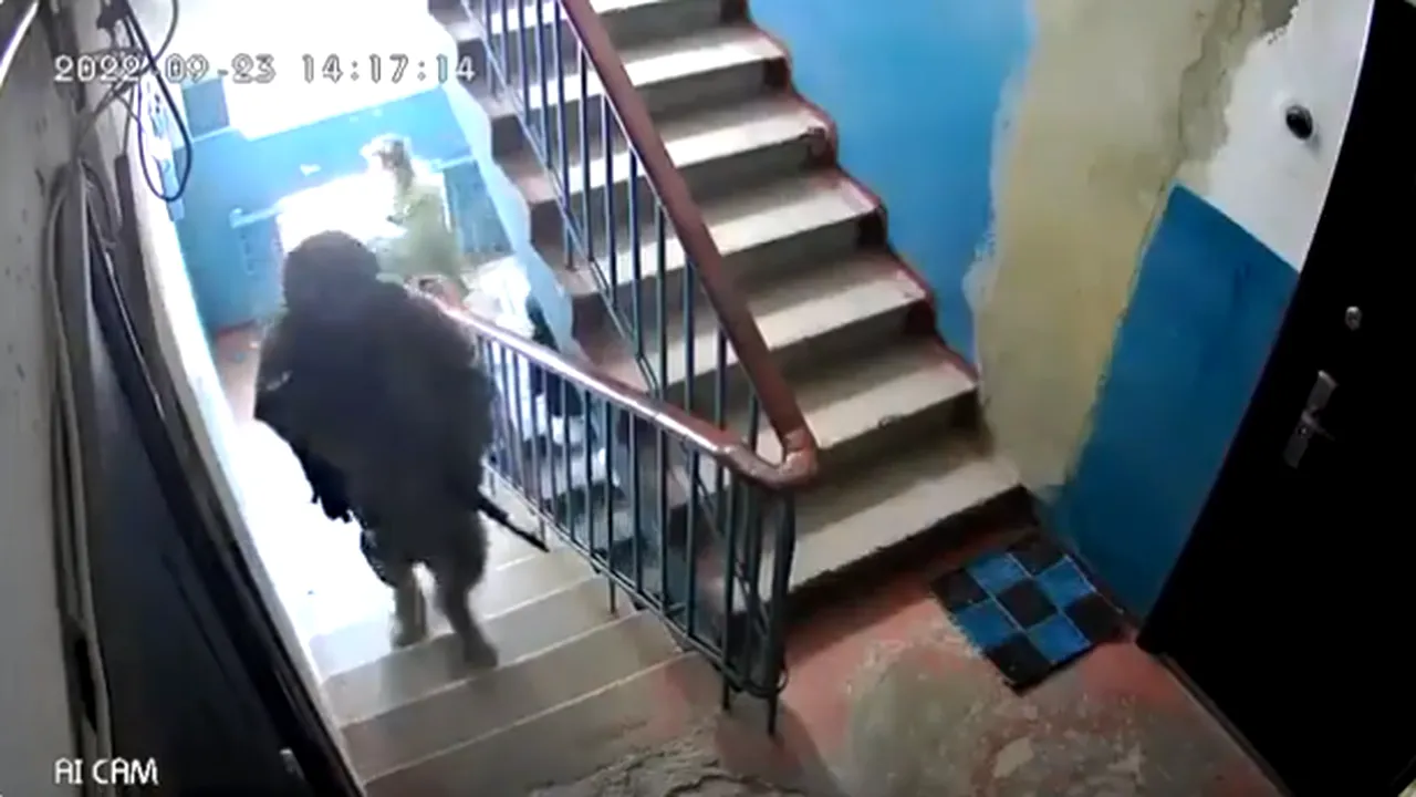 Imagini halucinante în Zaporojie: militari înarmaţi merg din uşă-n uşă şi îi obligă pe oameni să voteze