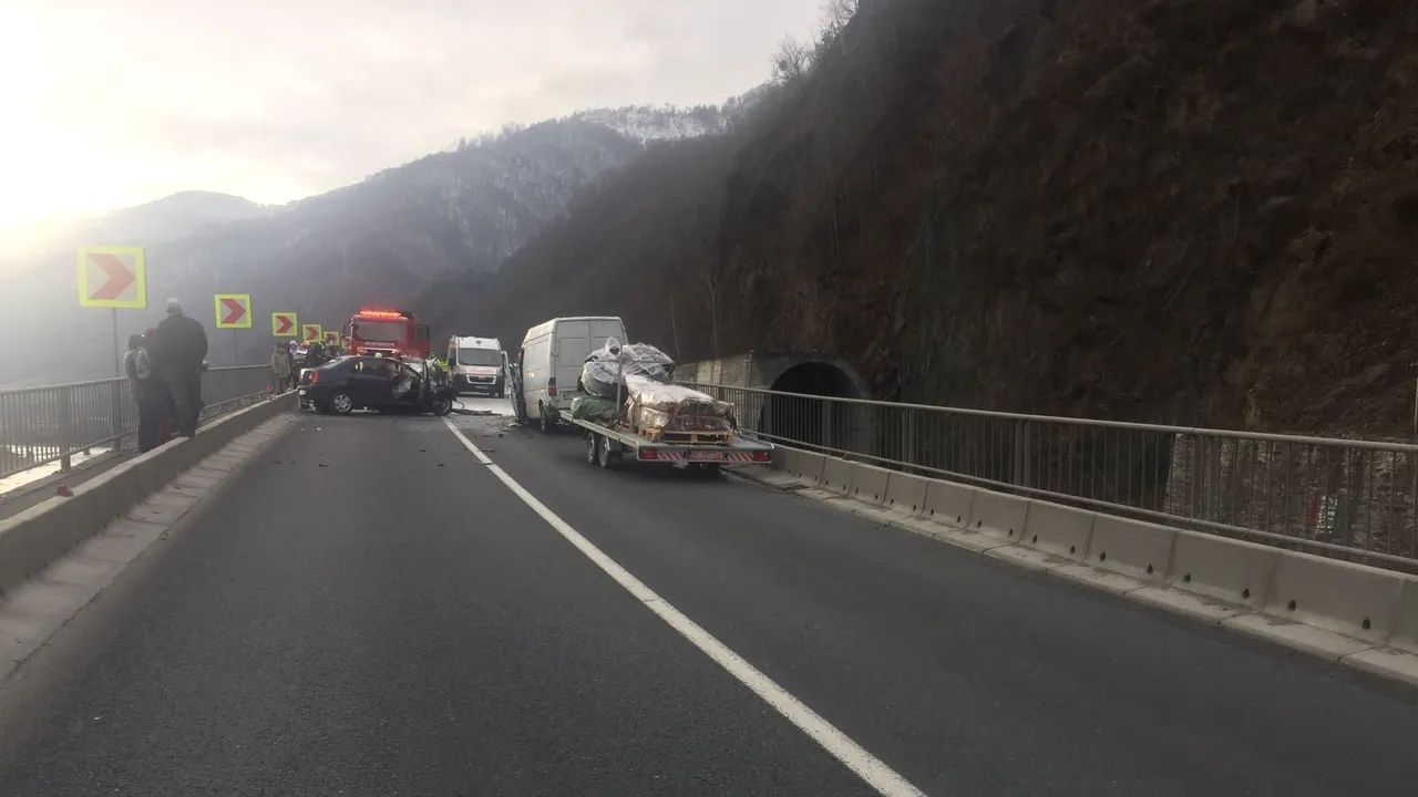 Trafic blocat pe Valea Oltului, între judeţele Vâlcea şi Sibiu, în urma unui accident mortal. O maşină a luat foc