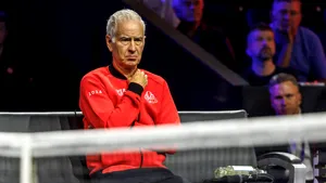 O rachetă de tenis distrusă de John McEnroe, scoasă la licitație. Câți bani vor plăti colecționarii