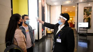 Deputat USR despre măsurarea temperaturii în magazin: Unele discuţii sunt hilare