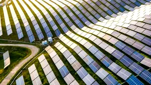 China bate noi recorduri prin creșterea energiei solare și eoliene