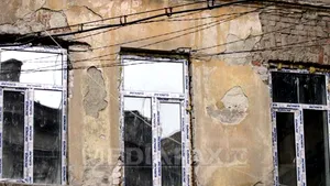 Proprietarii de locuinţe vor putea lua credite garantate de stat pentru refacerea faţadelor