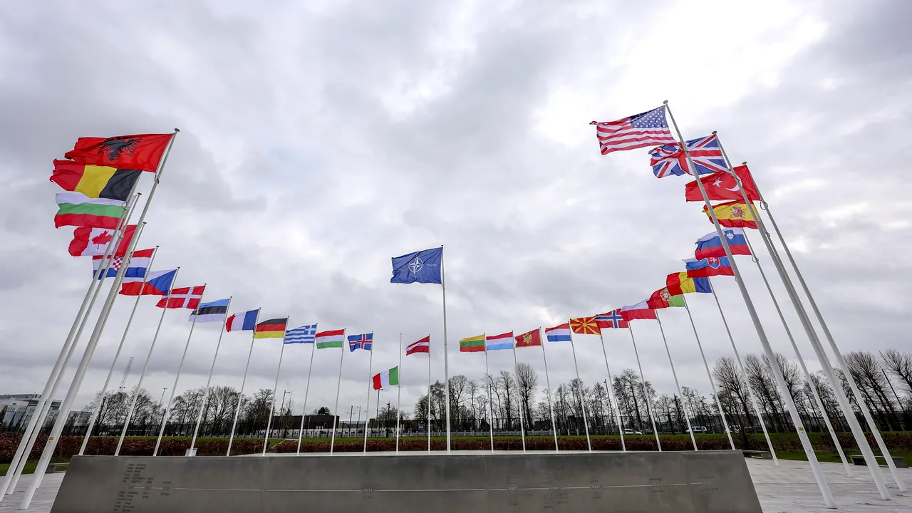 Britanicii cer ca ţinta NATO pentru cheltuieli să crească din cauza lumii mai periculoase