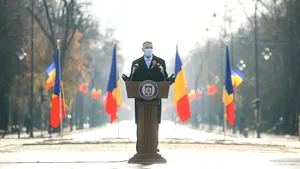 Iohannis, mesaj către medicii pe care i-a decorat: „Scrieţi o istorie discretă, dar de netăgăduit, a onoarei”