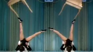 Jonglerii cu mese. Incredibilele performanţe realizate de două surori în anii '60 - VIDEO