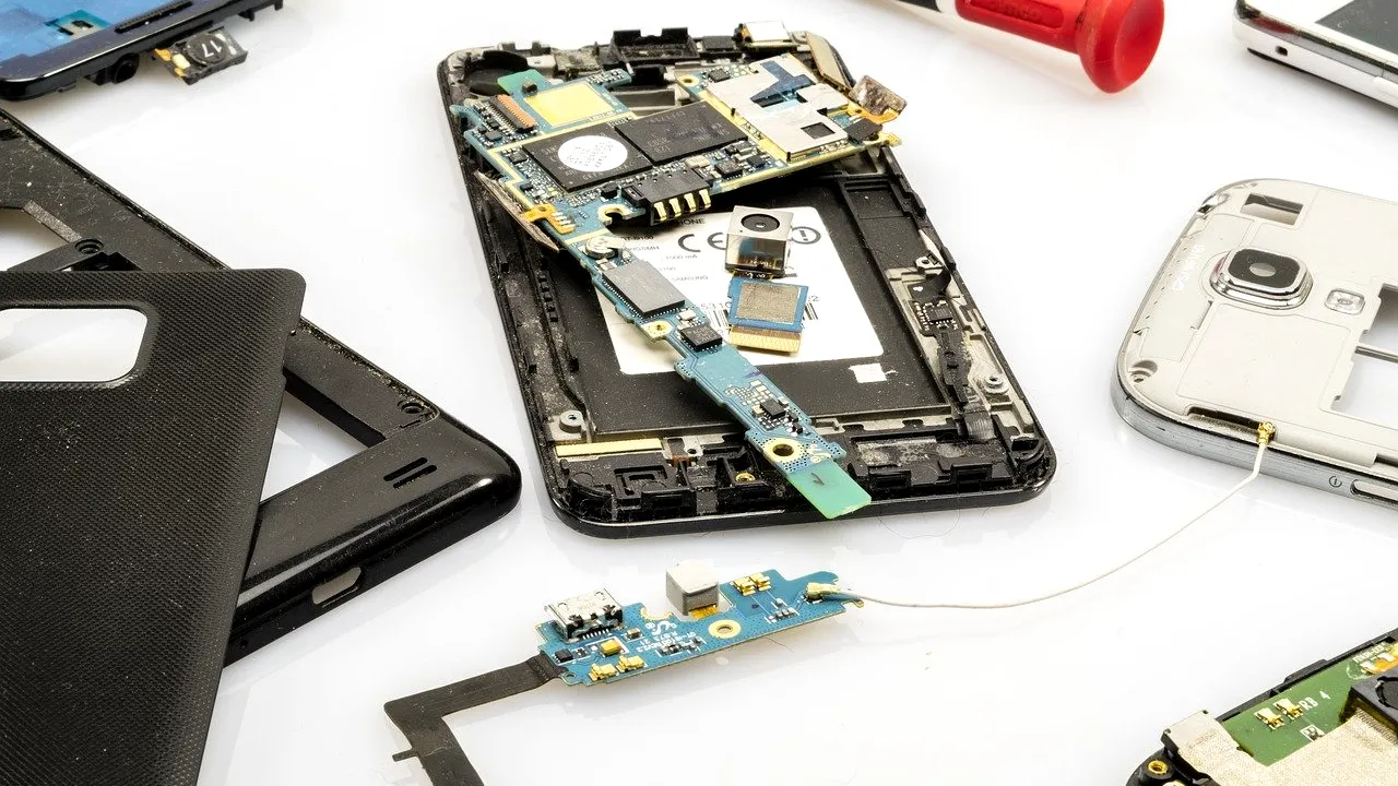 Repararea telefonului ar putea redeveni un obicei. Măsura anunţată de Apple ce ar putea schimba industria