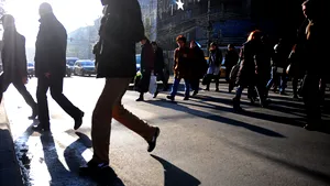 Primăria Capitalei vrea ca trecerile de pietoni nesemaforizate să fie iluminate pe baza unor senzori care vor detecta pietonii angajaţi în traversare