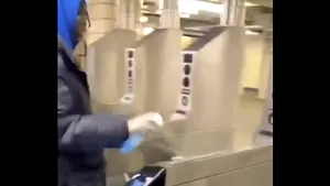 VIDEO | Cum fentează unii călători şi controlorii, şi coronavirusul / În situaţii de criză, măsuri ingenioase