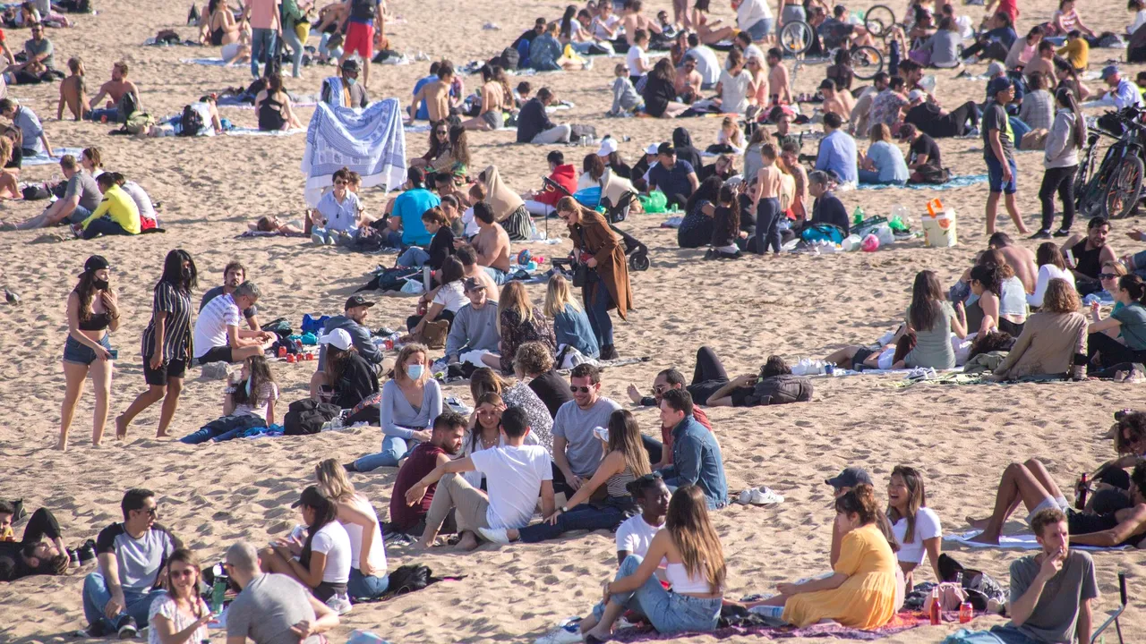 Petrecere spontană pe plajă în Barcelona, unde masca e obligatorie şi la soare. Incidentul a aprins discuţii în Spania