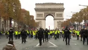 LUPTE DE STRADĂ la Paris: Poliţiştii au folosit gaze lacrimogene şi tunuri cu apă pentru a dispersa protestatarii ieşiţi în stradă din cauza scumpirii carburanţilor | FOTO, VIDEO 