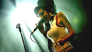Amy Winehouse alimentează speculaţiile potrivit cărora şi-ar ascunde drogurile în păr