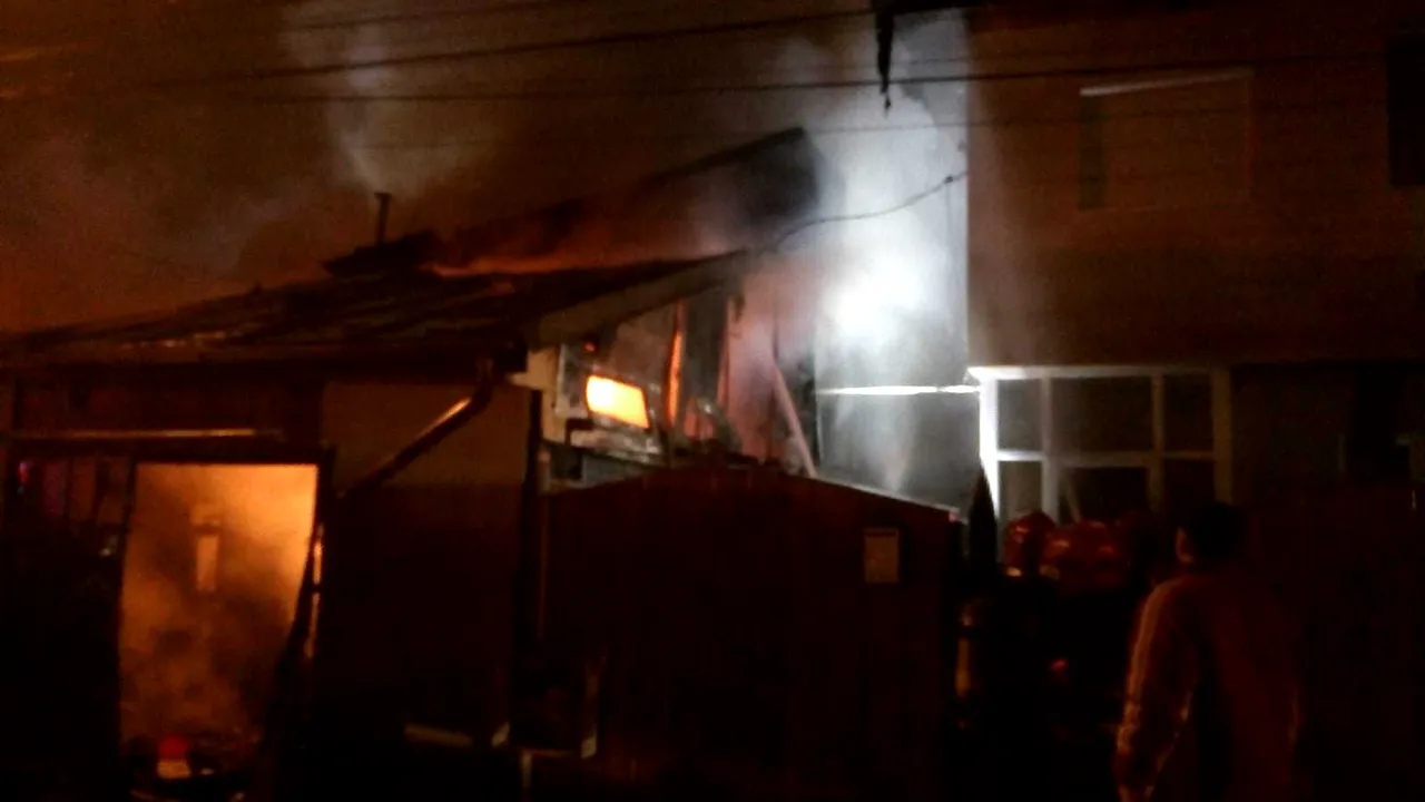Incendiu puternic în Bucureşti: O persoană a suferit arsuri pe mâini, iar şase case au fost cuprinse de flăcări - FOTO