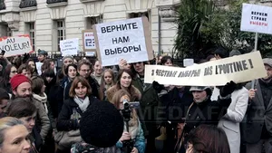 Sute de persoane au protestat la Paris, contestând scrutinul legislativ desfăşurat în Rusia