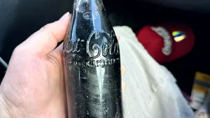 O sticlă rară de Coca-Cola, posibil de la mijlocul anilor 1800, descoperită de un colecționar, într-un anticariat 