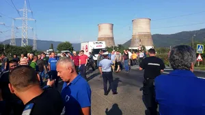 Protest la Termocentrala Mintia. Oamenii ameninţă că vor bloca un drum 