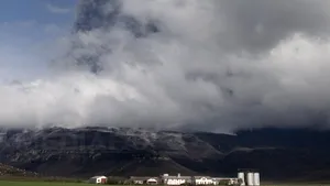 Peste 250 de zboruri au fost anulate din cauza erupţiei vulcanului islandez