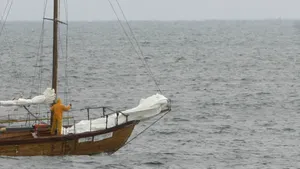 Iaht în derivă, la mai puţin de două mile marine de Potul Tomis