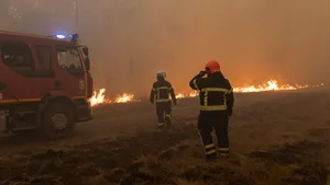Estimarea sumbră a pompierilor din Franța: Ar putea dura „săptămâni sau luni” până la stingerea completă a incendiilor