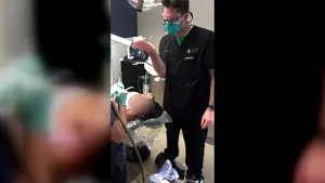 Dentist surprins pe un hoverboard, în timp ce extrage dintele unui pacient: „Aş fi refuzat categoric dacă m-ar fi întrebat!”. VIDEO