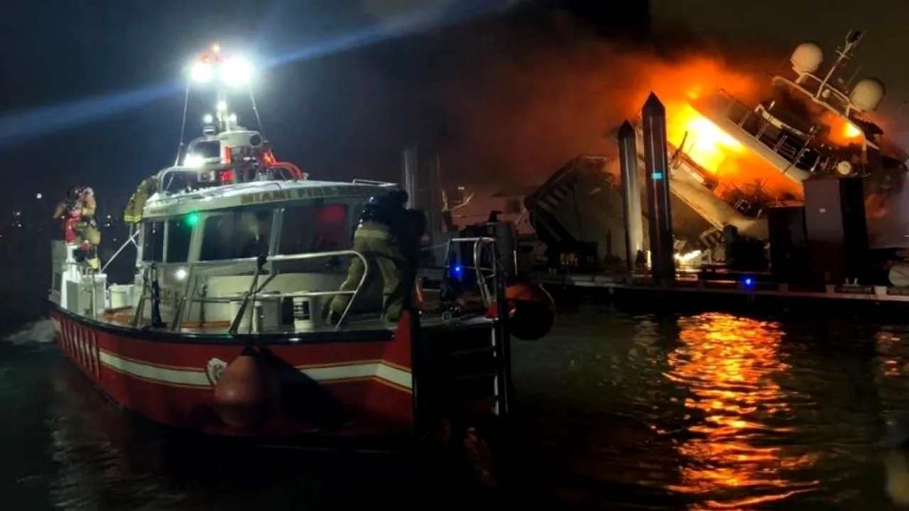 Tragedie pentru Marc Anthony: Iahtul cântăreţului american, în valoare de 7 milioane de dolari, a ars complet. VIDEO