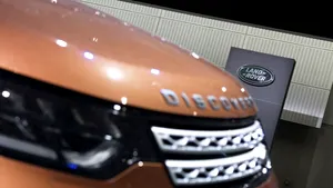 Efectul confuziei legate de Brexit: Jaguar Land Rover opreşte temporar activitatea în fabricile britanice