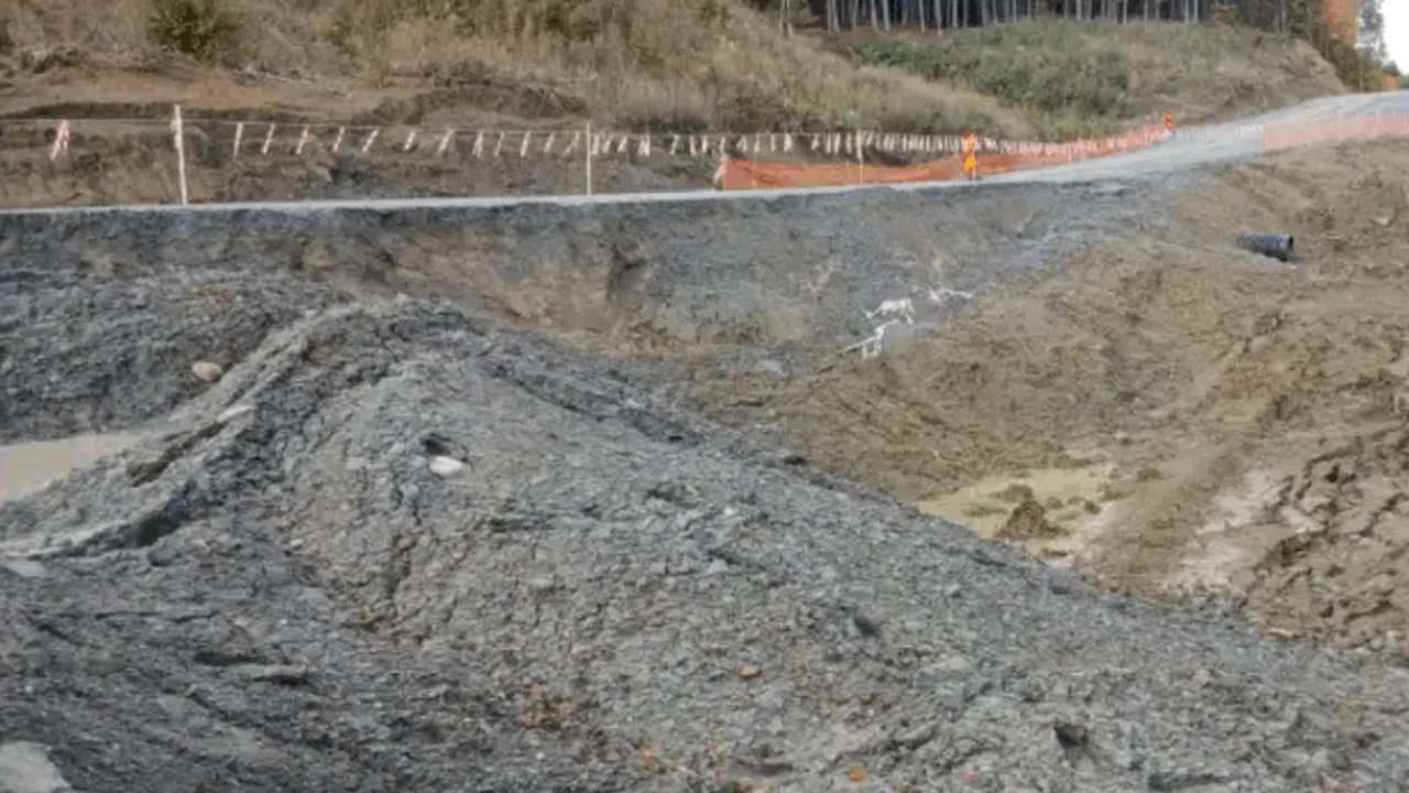 Alunecări de teren pe șantierul autostrăzii Sibiu–Pitești, în județul Vâlcea. Localnicii din Perișani spun că lucrările au destabilizat terenul | Un complex turistic e în pericol