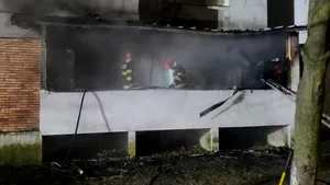 Incendiu la un apartament din Bacău, în toiul nopții. Zeci de persoane evacuate