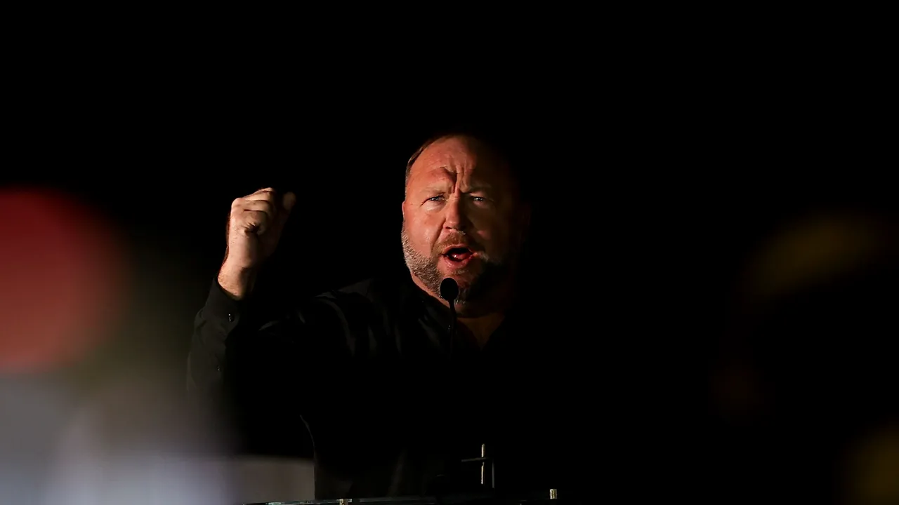 Alex Jones trebuie să plătească daune de 45,2 milioane de dolari pentru acuzaţii false şi dezinformare